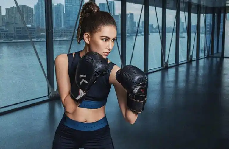 昆凌和网友分享自己游泳的照片,迎来了一大波点赞和好评,宅在家里这么