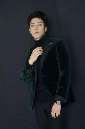 高瀚宇西装暖男范儿十足荣获年度飞跃男演员