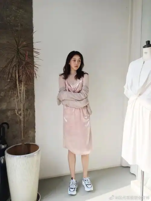 姜贞羽腿不直可笑