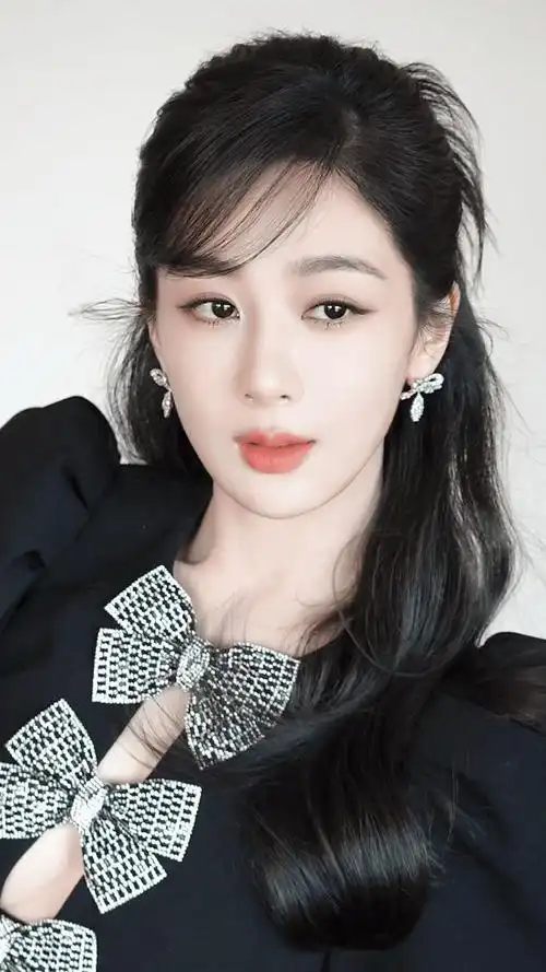 网易首页>网易号>正文申请入驻>照片中,杨紫身穿黑色镂空短裙,搭配着