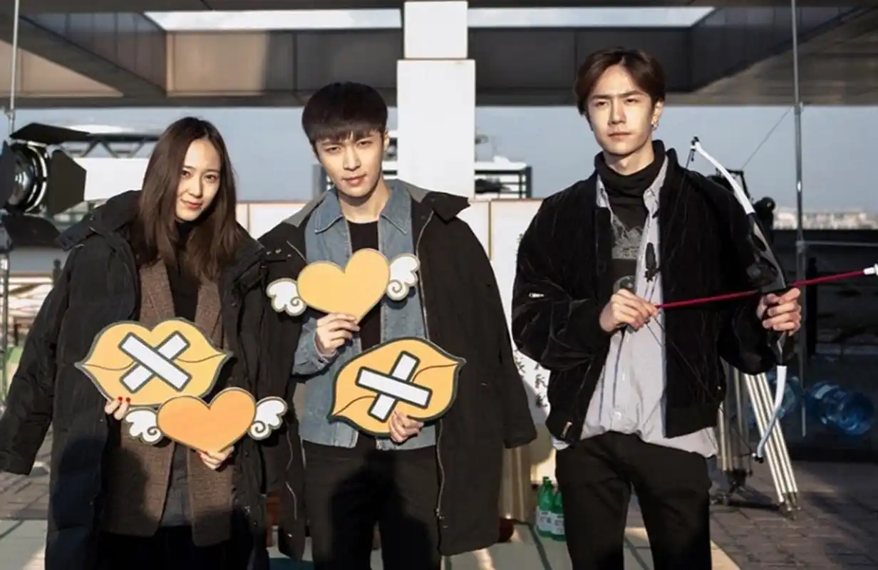 王一博与张艺兴同框合影