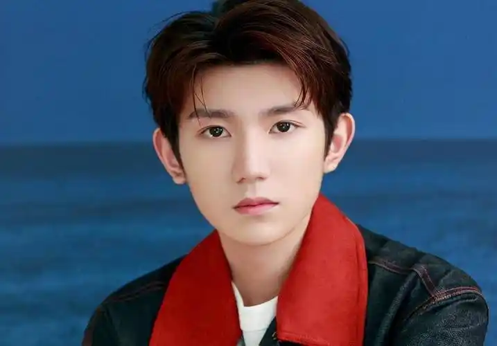 王源带爸妈录节目,源妈盛装出席源爸穿衣落魄,原因网友无法接受_爸爸