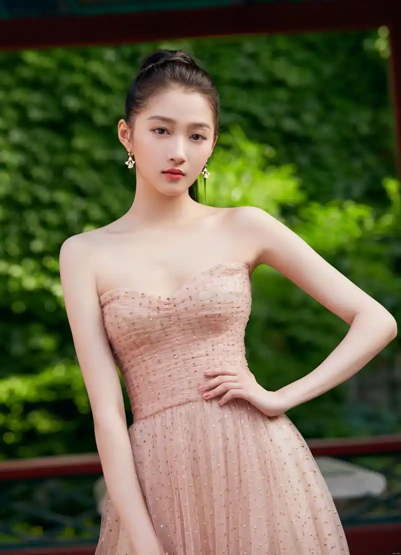 关晓彤终于长大了,波点纱裙美得出众,瘦下来真好看