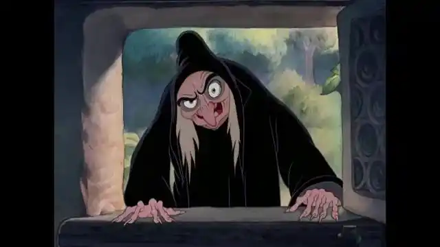 老巫婆骗白雪公主吃毒苹果