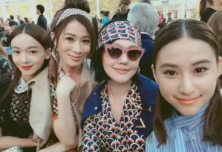 佘诗曼时装秀晒"四大美人"自拍照,赌王千金何超莲与众明星合影丝毫不