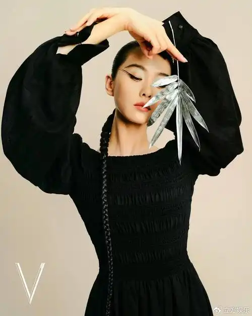 刘诗诗新中式造型清韵典雅着旗袍化身竹韵美人