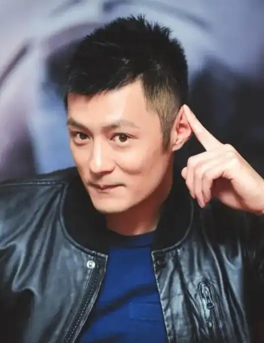 余文乐最新照片曝光.他脸不对称,让网友们直呼认不出他来!