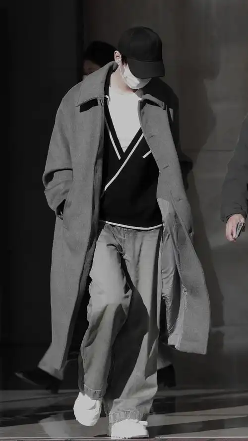 单品穿搭非常有少年感,他身穿挪威时装品牌 holzweiler 灰色长款大衣