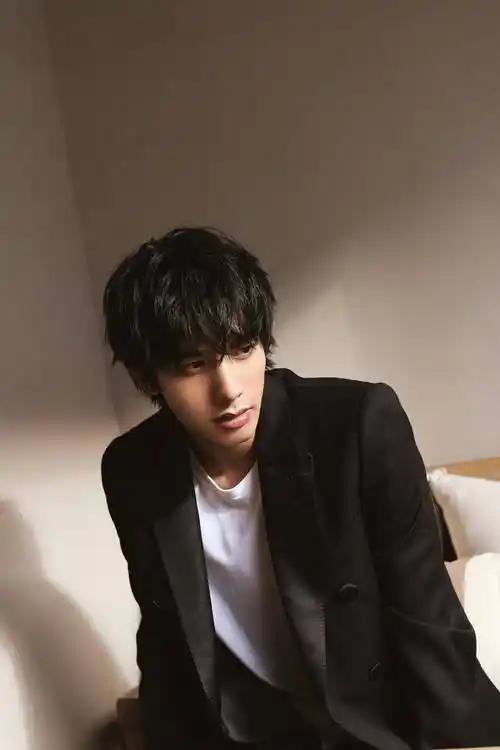 欢娱影视演员宋威龙99演绎celine经典西服系列