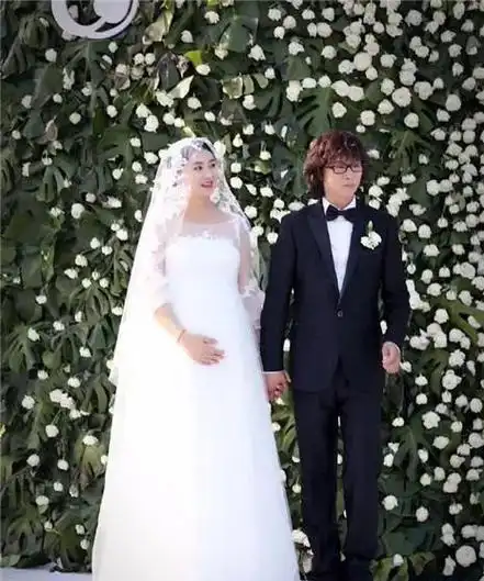 演员斓曦,吃饭路上捡来一个老公,低调幸福十年