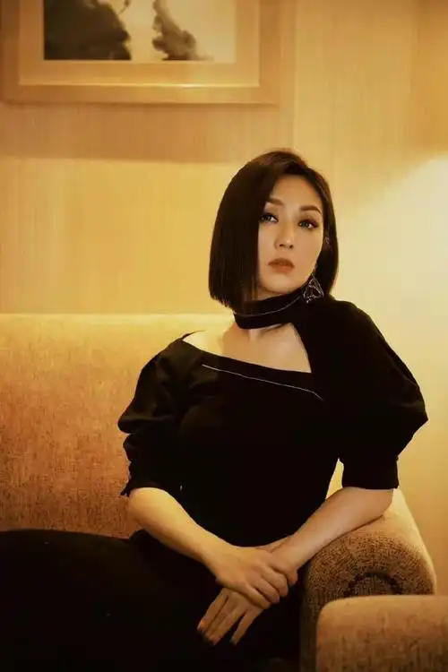 原创杨千嬅好像吃了防腐剂穿单边露肩长裙好媚真看不出年纪感