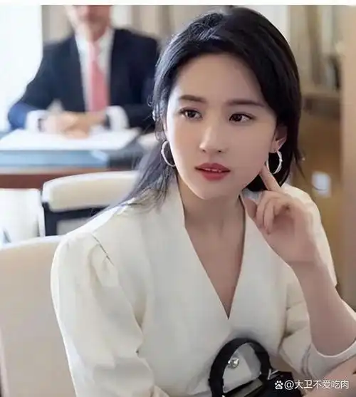 刘亦菲回应拍吻戏的独到看法,道出了演艺圈真相:她是清醒又通透