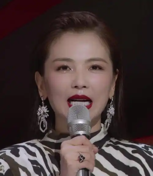 刘涛又被嘲了!上《披荆斩棘》主持功底差,表情油腻,造型也雷人