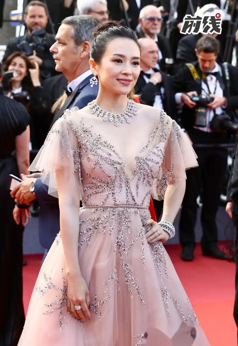 章子怡一身透视纱裙亮相戛纳闭幕红毯,回眸微笑魅力十足