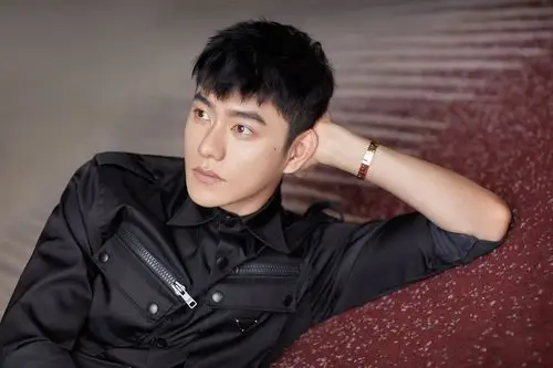 李程彬出席顶级时尚品牌春夏大秀化身来自未来硬朗绅士