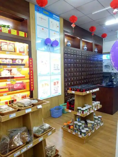 桐君阁为大众提供优良的购药环境,精品中药,中药橱一角.