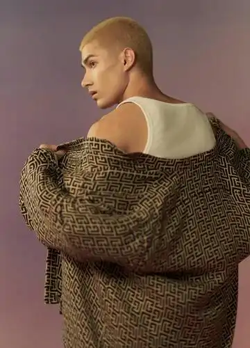 米卡cosmo时尚大片 背影侧颜,立体五官,性感锁骨……_高清图集_新浪网