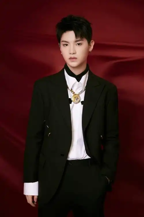 黄明昊身穿解构风切割西装亮相时尚先生盛典精致贵族小王子tintin帅出