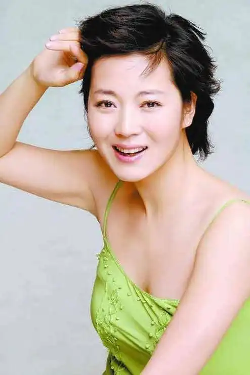 因颜值被抢戏,为拍戏堕胎,大方承认整容,今与丈夫儿女双全幸福