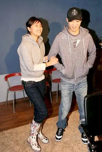 从曝光的照片中,我们可以看到徐静蕾和黄立行都选择了休闲的穿搭,卫衣