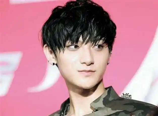 黄子韬直播向徐艺洋表忠心,不惜得罪全体女粉,粉丝炸了!