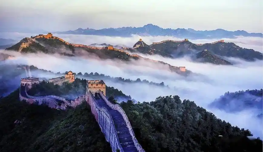 画面大气磅礴,将雾中长城龙盘虎踞,气吞山河的景色挥洒