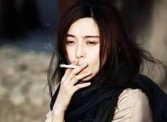盘点女明星们的吸烟瞬间照片