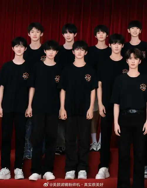 以下两张精修合照里你pick谁?#时代峰峻全家福