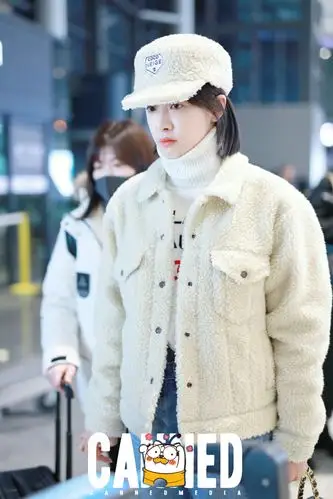 宋茜机场街拍,皮肤水嫩穿搭可爱