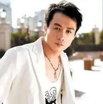 49岁高虎加入某团送外卖,发福明显不敢认了,与网友合影强颜欢笑_生活