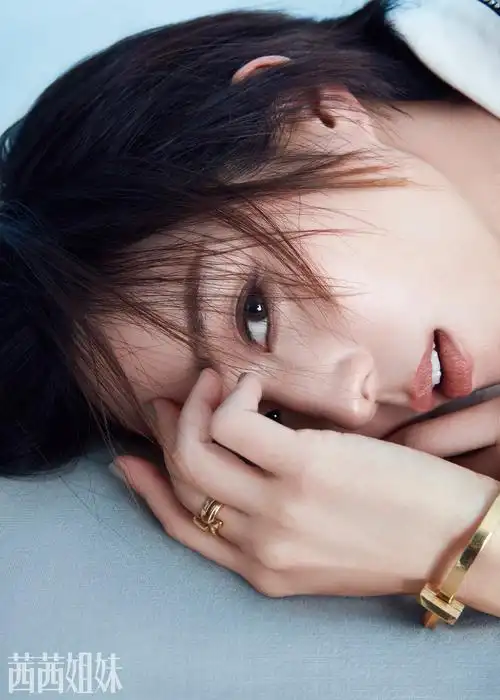 张钧甯都市丽人封面大片 诠释温柔坚韧女性力量