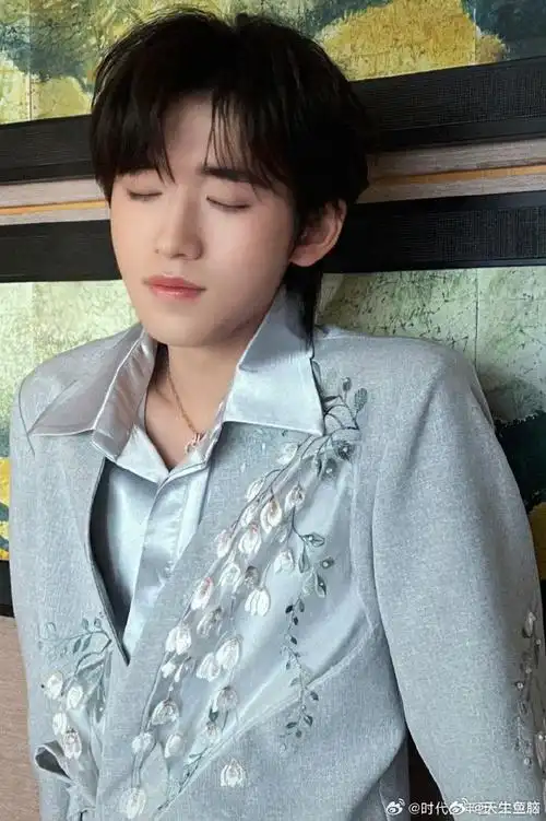 宋亚轩铃兰花刺绣西装##宋亚轩##宋亚轩 爱与温柔##宋亚轩 心动无限