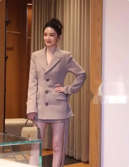 苏州时尚大秀李沁长腿纤细言承旭像吃了防腐剂