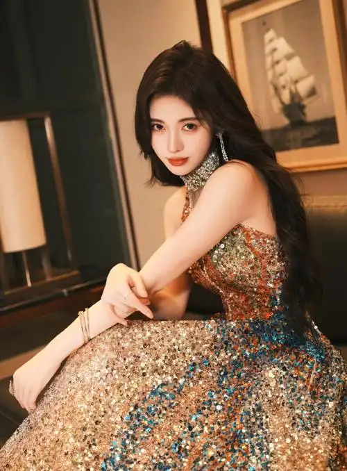 鞠婧祎身穿金色深v长裙大秀香肩美背!雪肤玉貌太性感了__财经头条