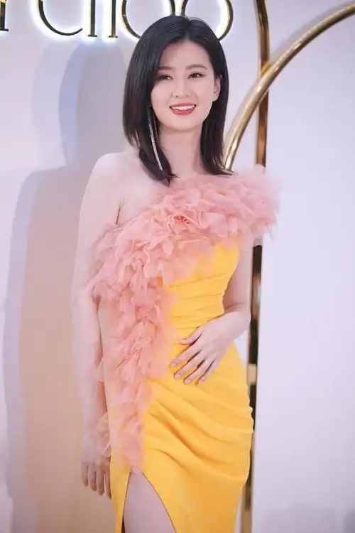 乔欣美到不敢认,穿"糖果色礼服"好仙气,单侧耳环也挺个性