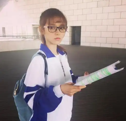 4月24日,王思聪的前女友张予曦晒出扎马尾,戴眼镜,穿校服读书的照