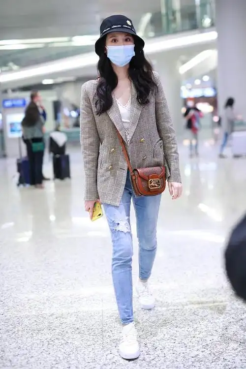 张慧雯街拍:格纹西装牛仔铅笔裤adidas小白鞋 etro飞马包现代商务风