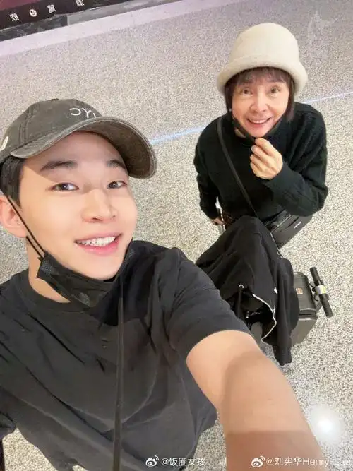 刘宪华晒与妈妈踏青照##刘宪华与妈妈合照