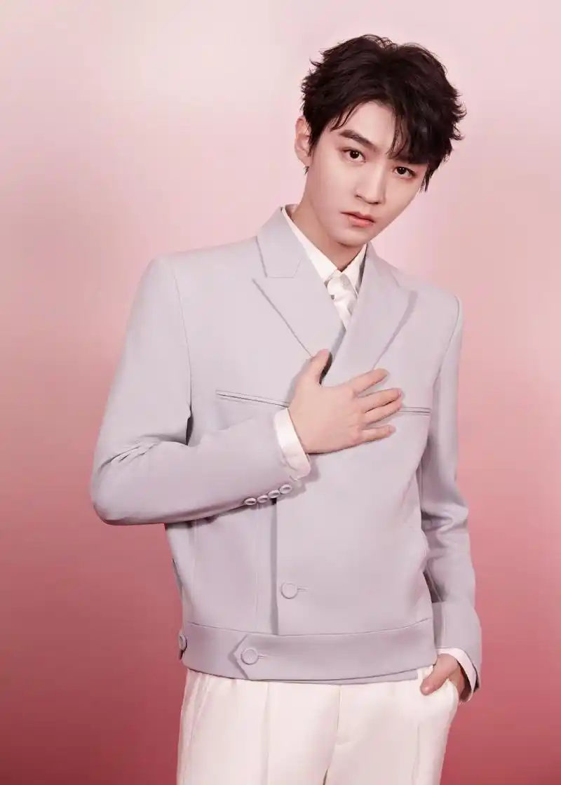 王俊凯新春写真释出西装造型青春帅气