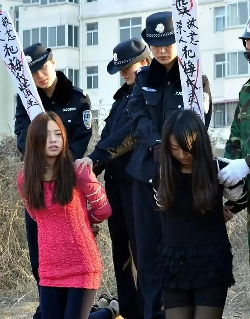 两个漂亮的死刑犯,即将被押送到公开宣判会上公开宣判!