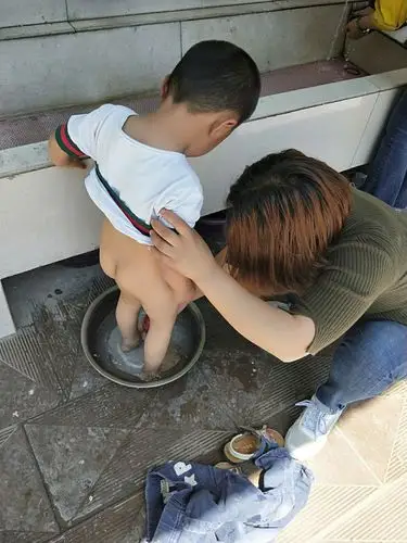 这是让我最感动的一慕,也是幼儿园最常见,老师最常做的事儿:拉裤子