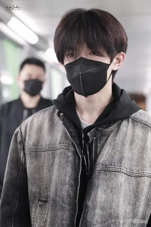 易烊千玺机场照曝光网友直呼帅呆了