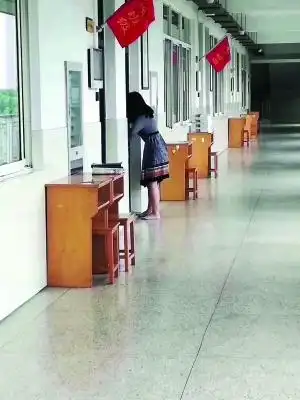 【暖新闻】怕脚步声影响上课,"赤脚妈妈" 拎着高跟鞋跑了四层楼