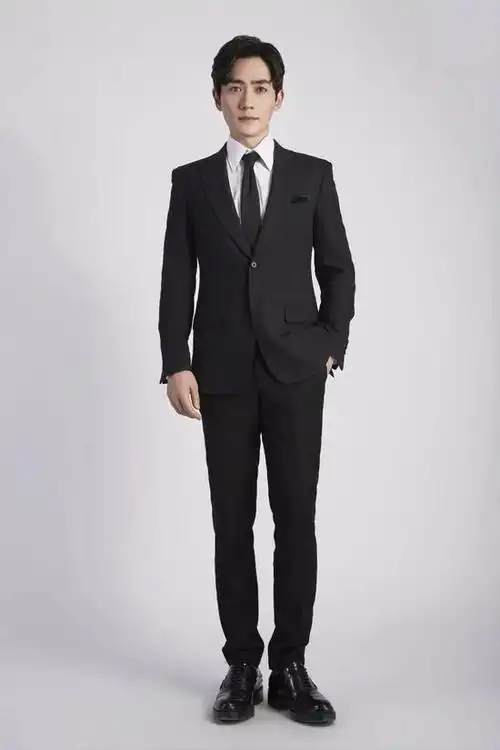 身高183cm的男爱豆穿西装帅气十足范丞丞or白敬亭
