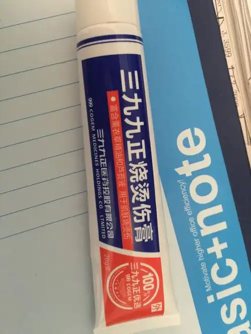 昨天晚上做红烧肉时被溅起的油烫到了胳膊 当时就红了 立马摸的烫伤药