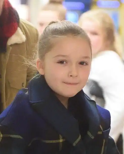 组图:贝克汉姆女儿小七萌照曝光 一路抿嘴拍照背后另有隐情