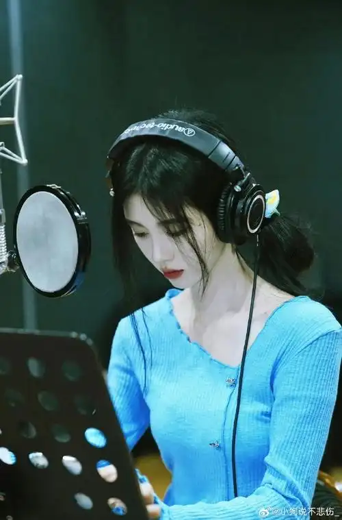 鞠婧祎露肩毛衣