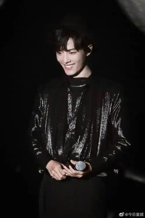 那些一个动作就涨粉的明星#肖战在《陈情令》泰国见面会上的这个姓骀