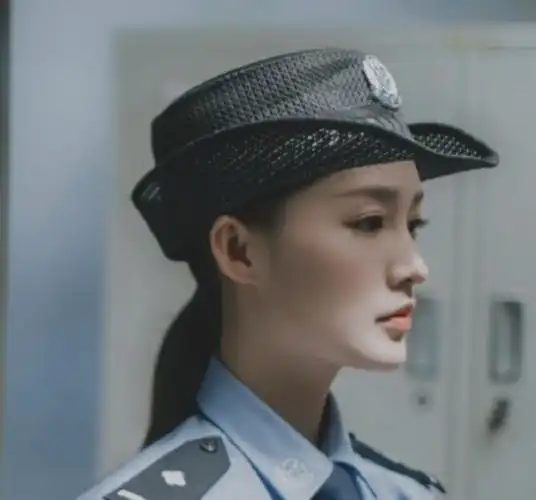 看到孙怡穿制服,再看看李沁穿制服,才明白气场的重要性.