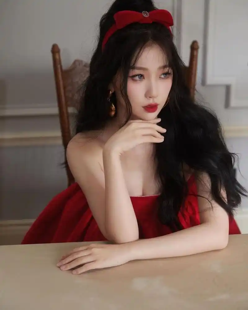 虞书欣最新照片. 她分享了几套造型. 红色抹胸蓬蓬裙尽娇小丰满身材.